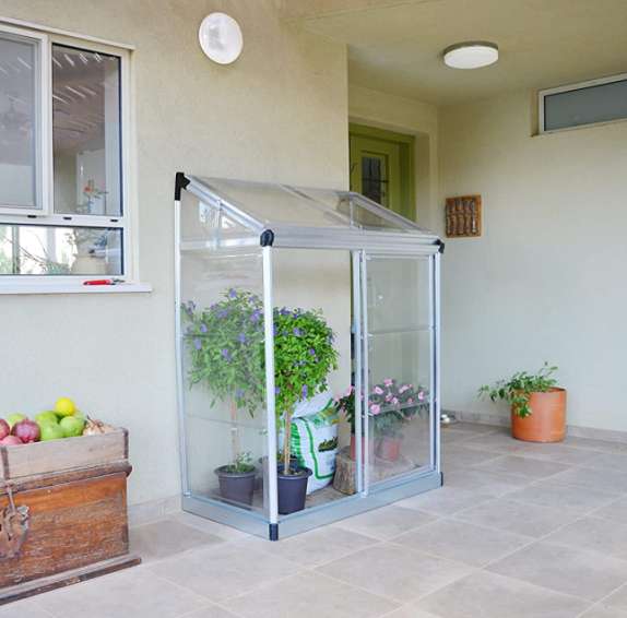 Petite serre adossée en polycarbonate pour terrasse ou balcon